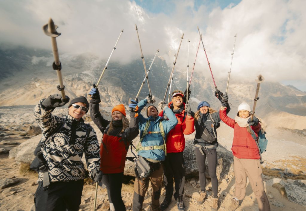 Pessoas comemorando sua chegada ao passo Salkantay