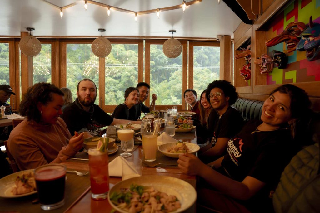 Grupo de turistas jantando em um restaurante na cidade de Aguas Calientes
