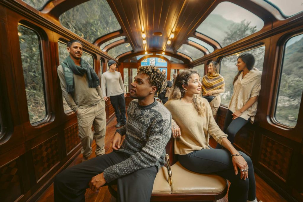 Grupo de turistas no trem Perurail rumo a Machu Picchu