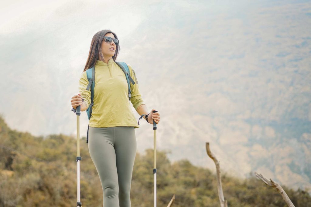 Turista fazendo trilha nas montanhas andinas de Cusco