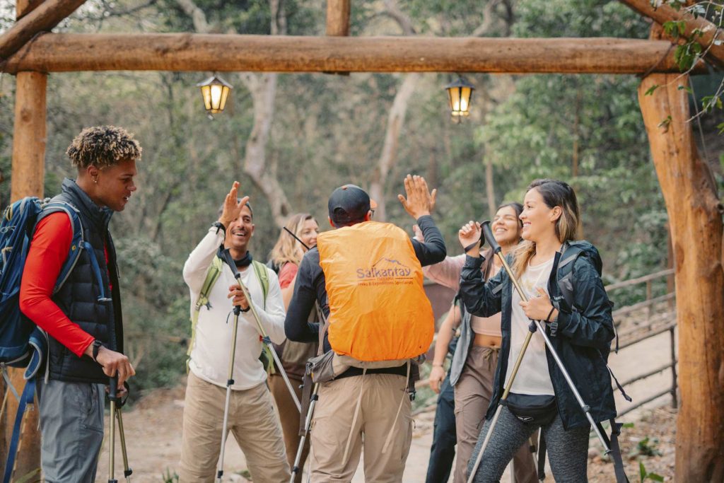 Grupo de turistas e seu guia felizes na selva andina, na rota Salkantay para Machu Picchu.
