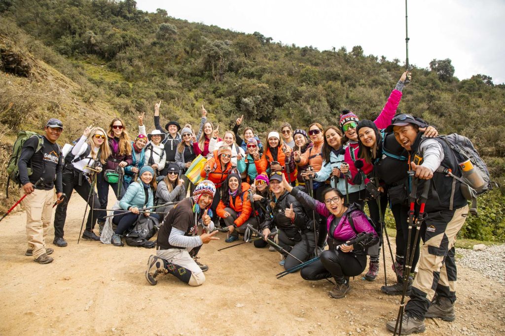 Um grande grupo de turistas inicia sua caminhada até o Monte Salkantay.