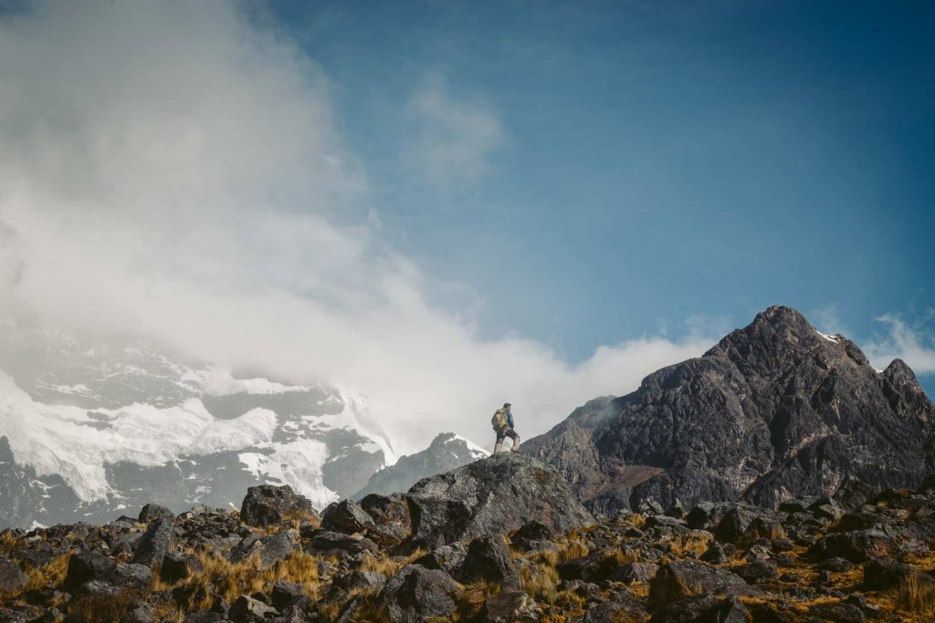 Um turista fazendo trilha nas montanhas andinas do Peru