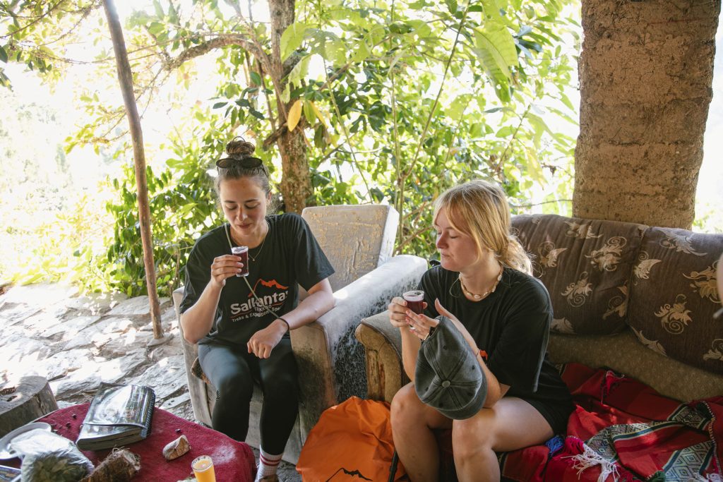 Grupo de turistas conhecendo comunidades locais na rota Inca Jungle.