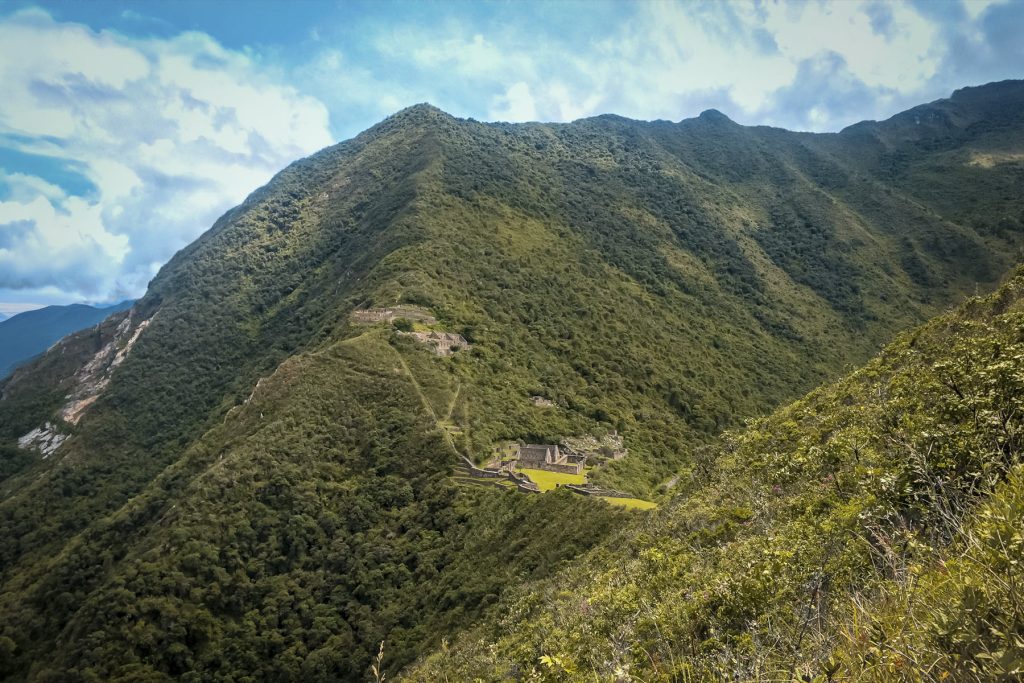 Vista panorâmica da grande cidadela inca de Choquequirao.