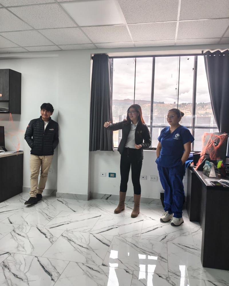 Colaboradores reforçando o que aprenderam