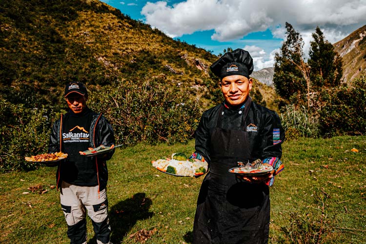 Cozinheiros da Salkantay Trekking servindo pratos frescos na trilha