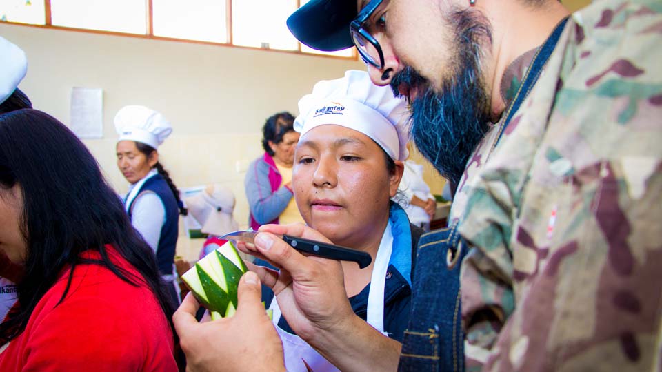 Cozinheiros aprendendo manipulacao de alimentos e tecnicas de preparo em um treinamento