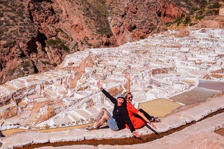 Turistas felices en las minas de sal en la ruta de Maras Moras