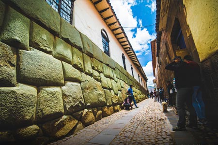 La famosa calle de la piedra de los 12 ángulos en Cusco