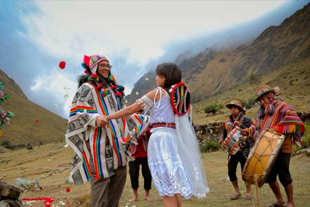 Pareja bailando tras su matrimonio andino frente al imponente montaña Salkantay