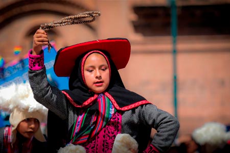Chica bailando en las fiestas del Cusco en junio