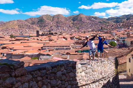 Imagen panorámica de Cusco con una pareja de turistas