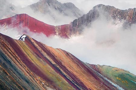 La espectacular montaña arcoíris junto a las nubes en los Andes