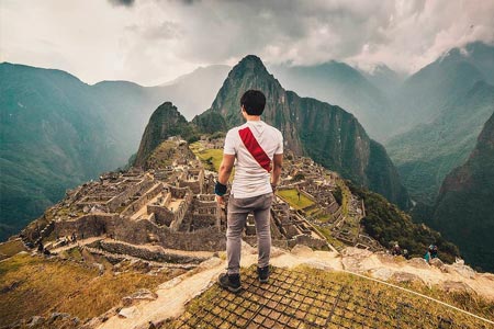 Turista con polo de la selección de Perú en la ciudadela de Machu Picchu