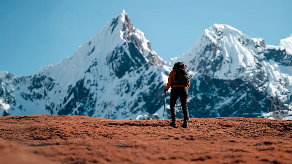 Turista em frente à majestosa montanha Ausangate
