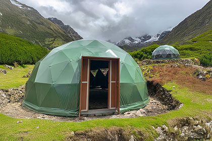 Acampamento Mountain Domes em Soraypampa situado em frente aos imponentes picos nevados de Salkantay e Humantay, mostrando os domos geodésicos integrados à paisagem dos Andes peruanos.