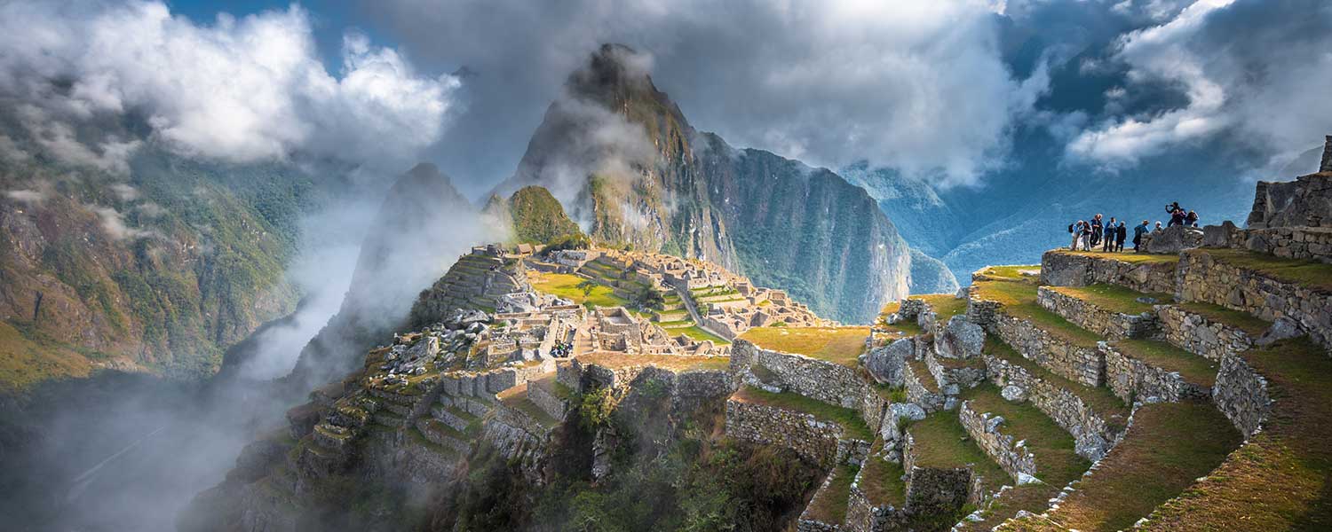 Vista de nuestro Sky Camp y el cielo lleno de estrellas en la noche en Soraypampa - Camino Salkantay a Machu Picchu