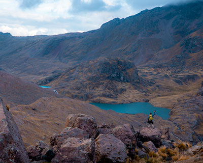 A beleza do lago multicolorido de Yanacocha (lago negro)