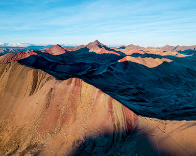 Explore a beleza natural da Rainbow Mountain e do Red Valley e passe algum tempo lá antes da chegada de grandes multidões.