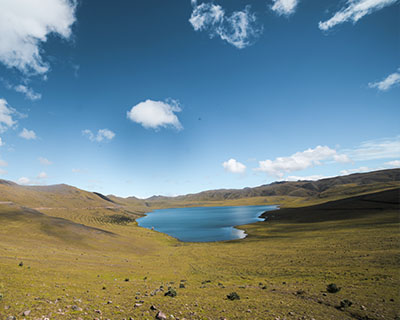 Foto panorâmica da lagoa Qoricocha (Qoriqocha)