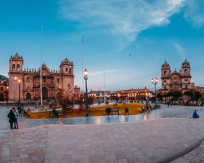 A Plaza de Armas Cusco, Catedral que abriga aproximadamente 300 pinturas da famosa Escola de Cusco.