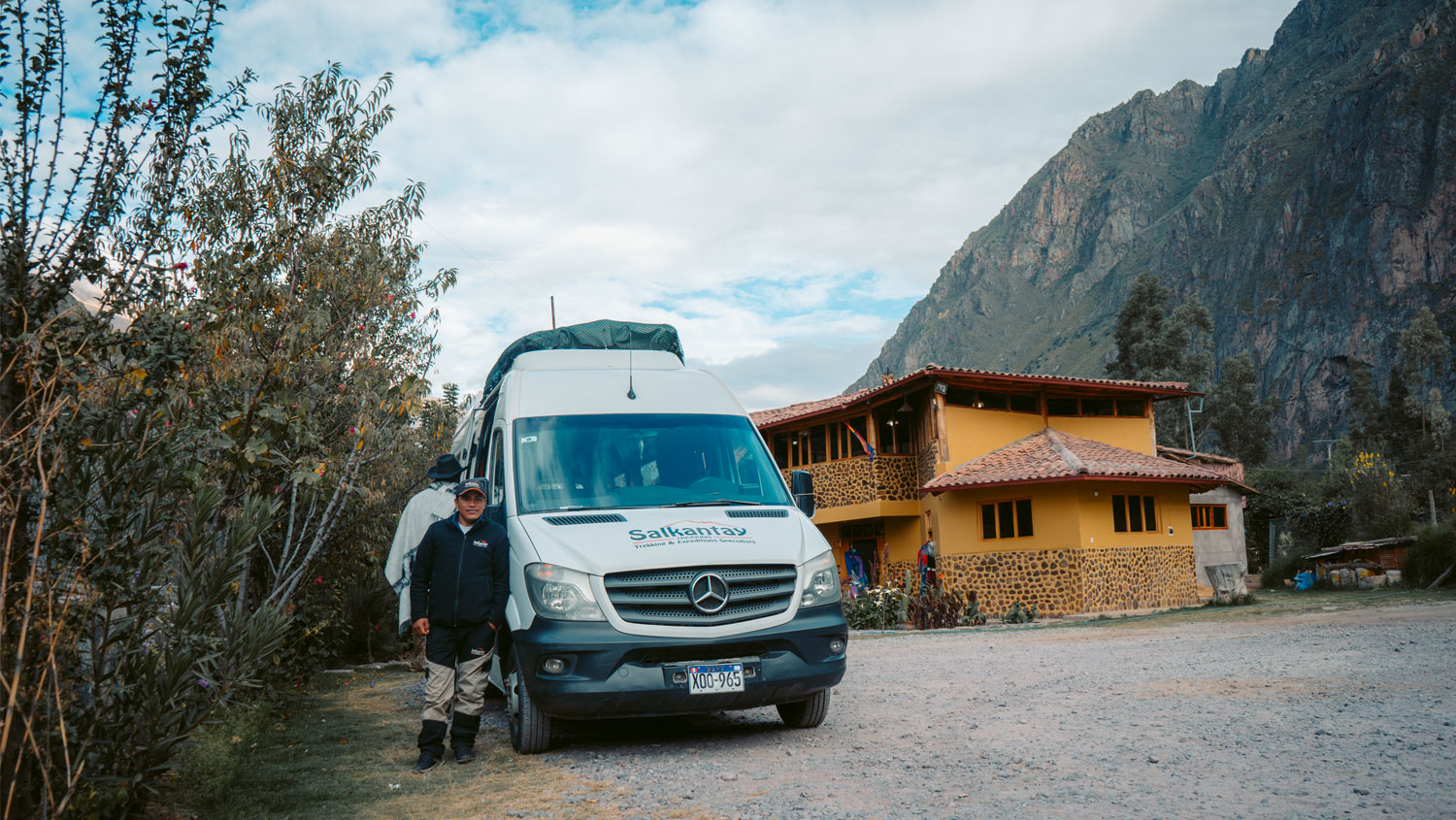 Motorista da Salkantay Trekking ao lado da van da empresa