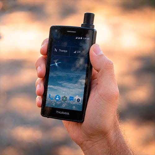 Telefone via satélite