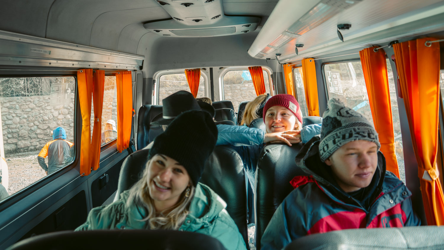 Viajantes confortáveis dentro de uma van privada da Salkantay Trekking