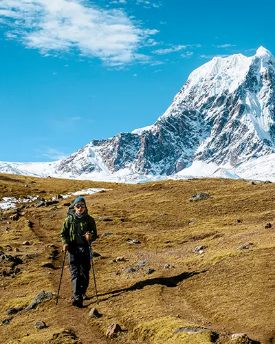 Turista caminhando ao lado da impressionante montanha Ausangate