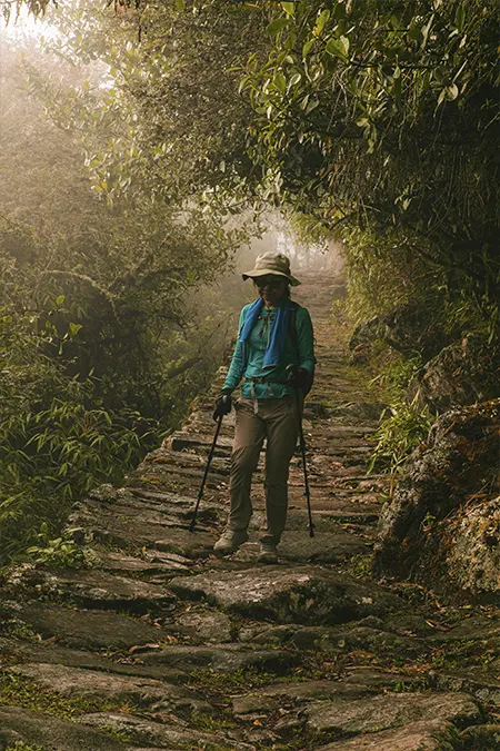Turista caminhando pela Trilha Inca em direção a Machu Picchu