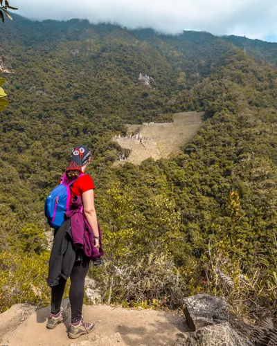 Turista impressionado com as vistas panorâmicas dos sítios arqueológicos na trilha inca