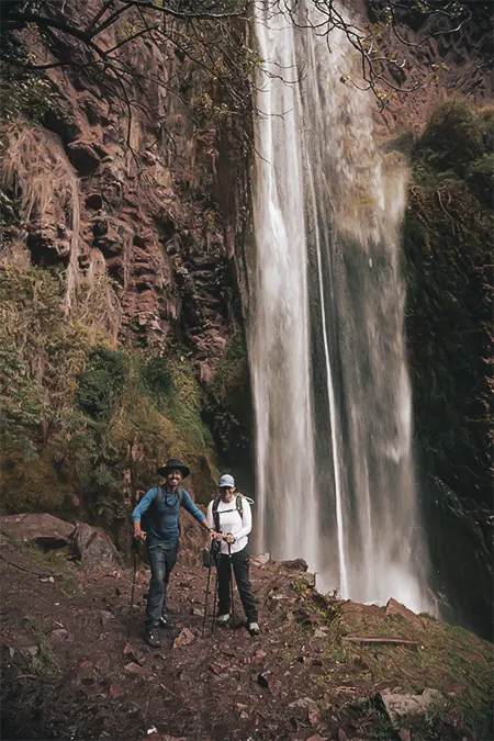 Casal de turista curtindo a cachoeira Perolniyoc.