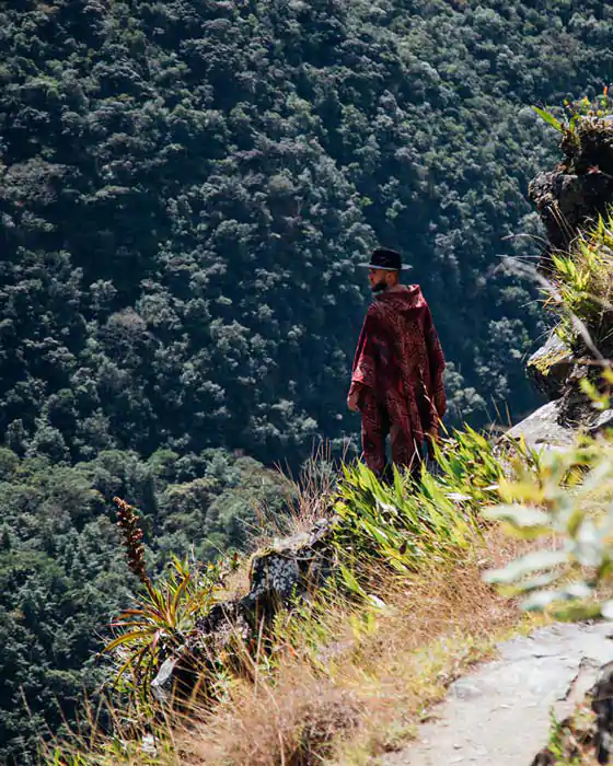 Admirando o vale profundo que circunda Machu Picchu durante a Curta Trilha Inca até Machu Picchu