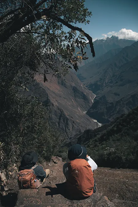 Dois turistas olham para o Grand Canyon de Choquequirao
