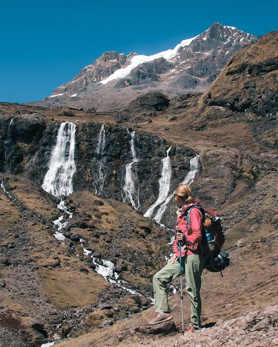 Turista em uma cachoeira na estrada de Lares