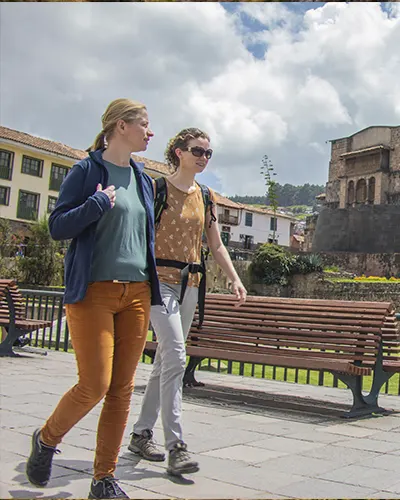 Duas mulheres turistas desfrutando de um passeio pelas ruas de Cusco.