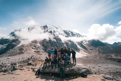 Grupo de turistas posando no Passo Salkantay