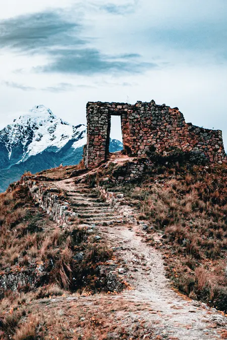 Turistas nas montanhas caminhando em direção à Puerta del Sol na rota da Pedreira Inca.