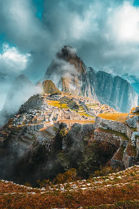 Explore a cidadela inca de Machu Picchu em uma visita guiada.