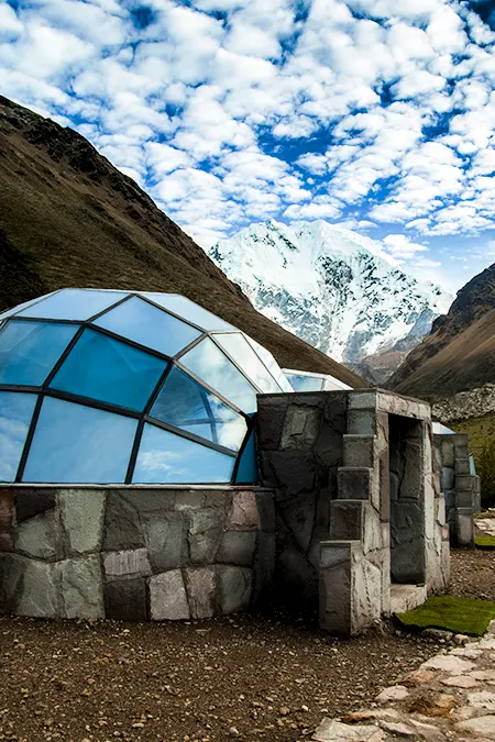 Nossos acampamentos exclusivos e particulares, Sky Camp, estão localizados em frente às majestosas montanhas Salkantay e Humantay, cobertas de neve.
