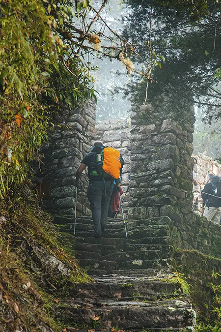 Turista chega a Inti Punku para ter seu primeiro vislumbre de Machu Picchu