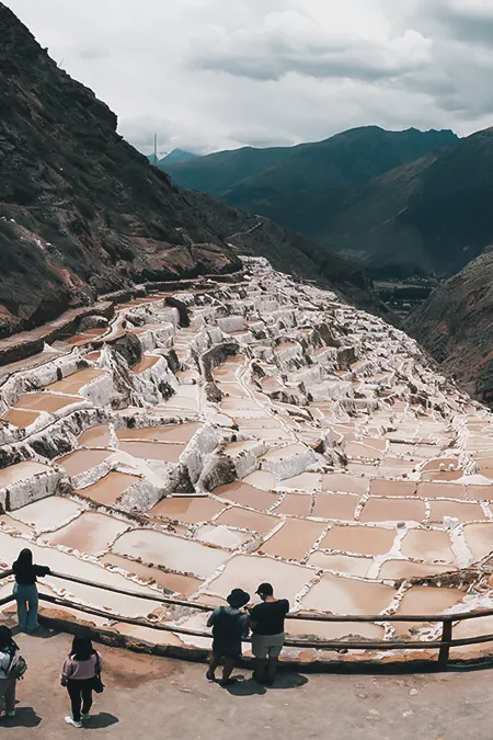 Turistas apreciando as minas de sal de Maras