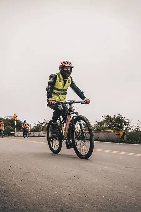 Turistas em bicicletas ao longo da Rota da Selva Inca
