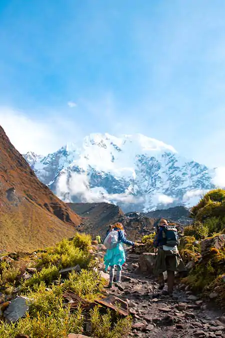 Casal subindo o Salkantay Pass