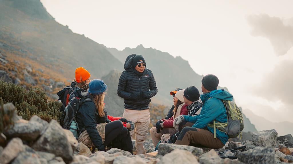 Guia da Salkantay Trekking conversando com um grupo em uma passagem de montanha