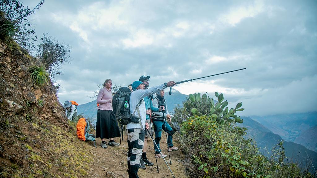 Guia da Salkantay Trekking liderando a trilha na montanha